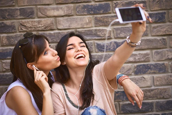 Dos chicas haciendo selfie — Foto de Stock