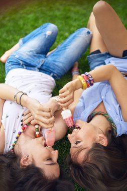 Genç kadın dondurma yemek