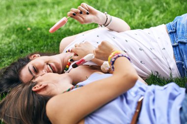 Genç kadın dondurma yemek