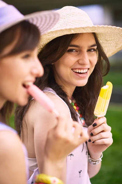 Jovens mulheres comendo sorvete — Fotografia de Stock