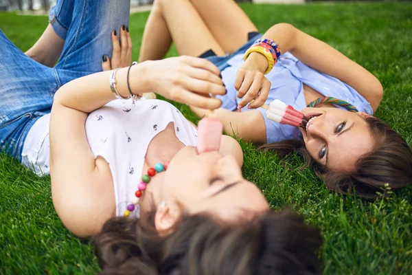 Jonge vrouwen die eten van ijs — Stockfoto