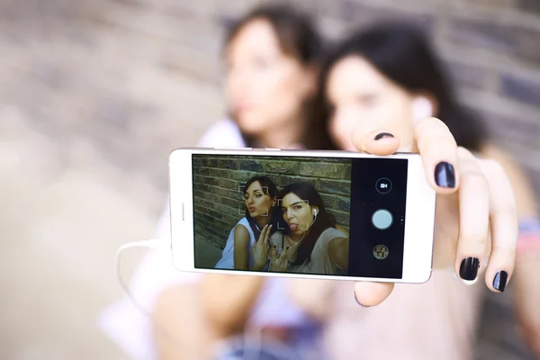Dwie dziewczyny co selfie — Zdjęcie stockowe