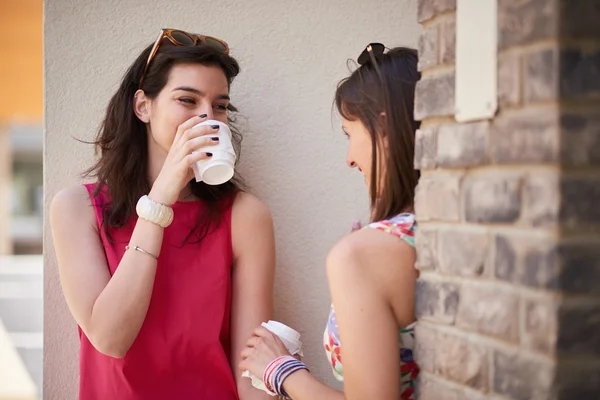 Meninas bebendo café — Fotografia de Stock