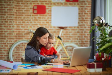 ofisinde, ona yardım oğlu çalışan kadın