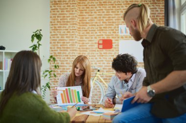 Toplantı gençlerin grup