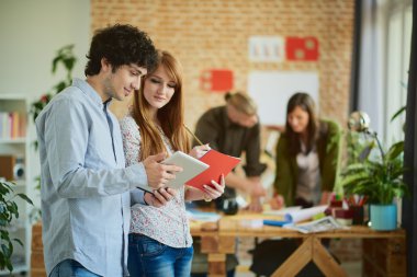 Toplantı gençlerin grup