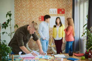 Toplantı gençlerin grup