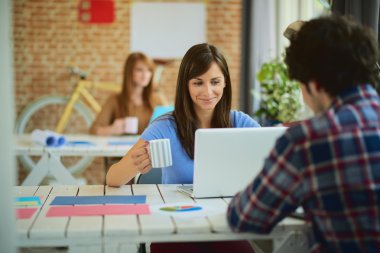 modern ofis çalışanı