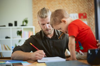  ofisinde, ona yardım oğlu çalışan adam.