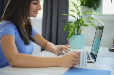 Modern ofiste çalışan kadın.