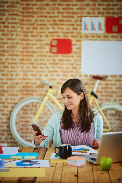 Femme travaillant au bureau moderne — Photo