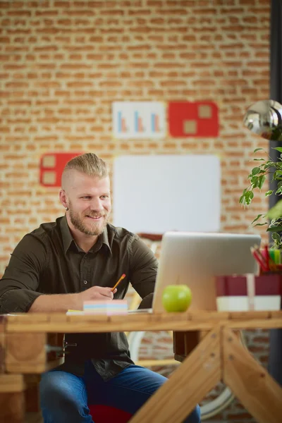 Zakenman aan het werk in moderne kantoren — Stockfoto