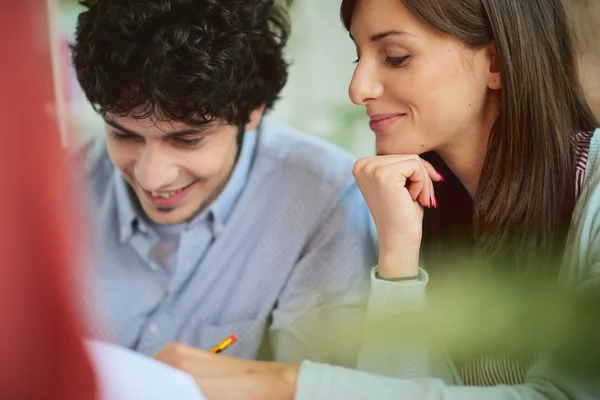 Man and woman discussing project — Stock Photo, Image