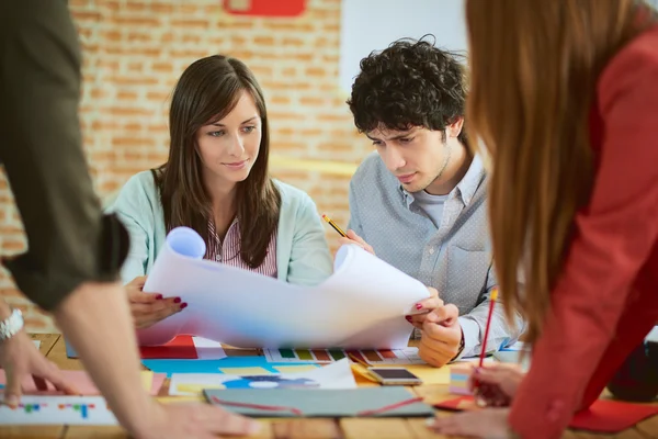 Grupo de jóvenes en reunión — Foto de Stock