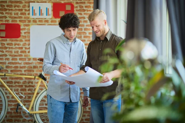 Two young men in modern office — Stock Photo, Image