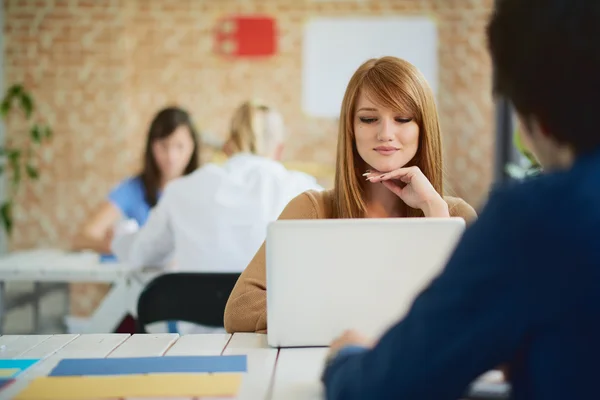 Empleados en la oficina moderna — Foto de Stock