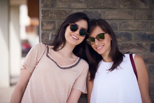 Meninas posando ao ar livre — Fotografia de Stock