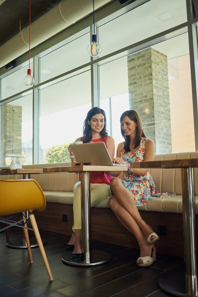 Dos chicas en una cafetería — Foto de Stock