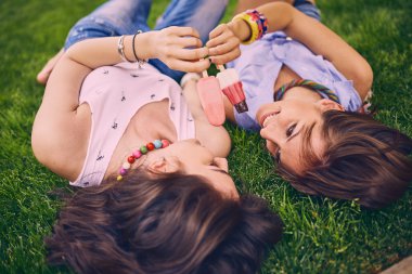 Dondurma yiyen iki genç kız.