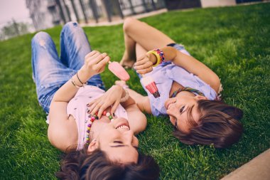 Dondurma yiyen iki genç kız.