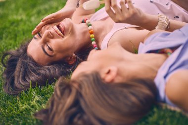 Dondurma yiyen iki genç kız.