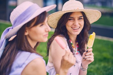 Dondurma yiyen iki genç kız.