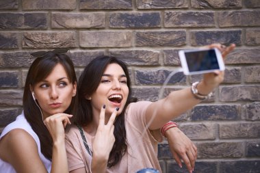 İki kız selfie yapma