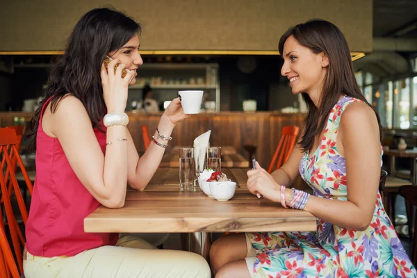 Two girls in a coffee shop — Stock Photo, Image