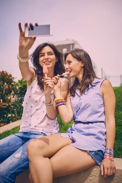 Duas meninas fazendo selfie — Fotografia de Stock