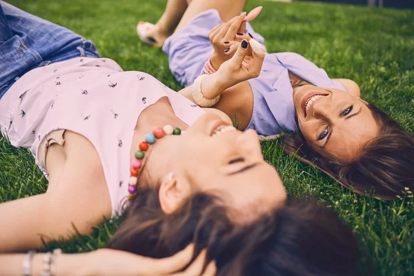 Duas meninas comendo sorvete — Fotografia de Stock