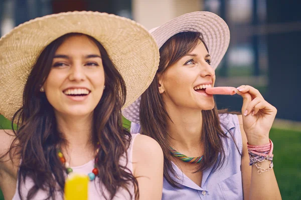 Дві молоді дівчата їдять морозиво — стокове фото