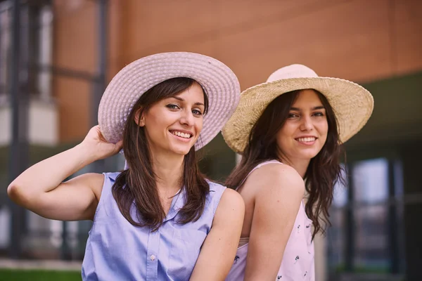 Duas meninas usando chapéus — Fotografia de Stock
