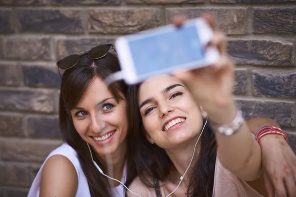 Dos chicas haciendo selfie — Foto de Stock