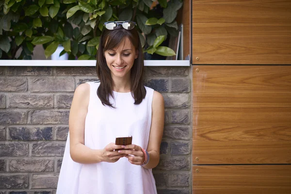 Güzel genç kadın poz veriyor.