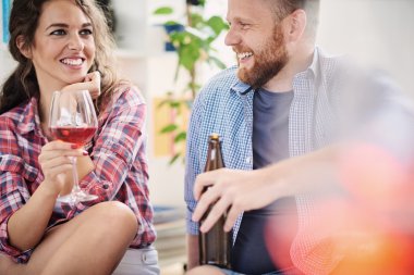 grup arkadaşıyla birlikte bir parti yapma 