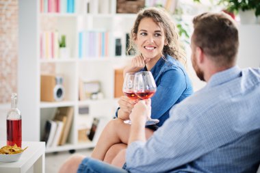 grup arkadaşıyla birlikte bir parti yapma 