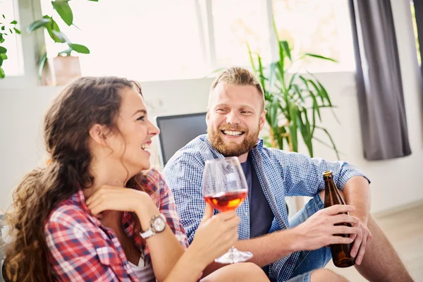 Grupo de amigos fazendo uma festa — Fotografia de Stock