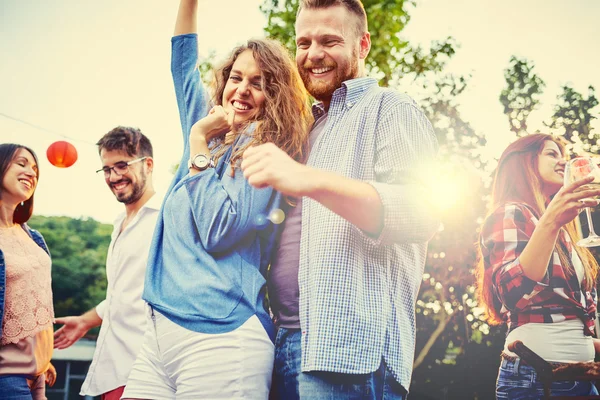 Gruppe von Freunden, die eine Party machen — Stockfoto