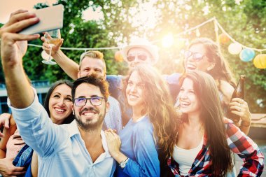 grup arkadaşıyla birlikte bir parti yapma 