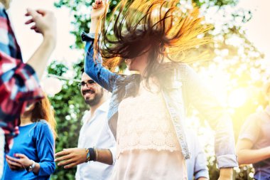 grup arkadaşıyla birlikte bir parti yapma 