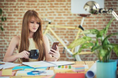 Çalışan genç kadın