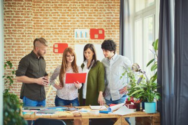 genç erkek ve kadınların çalışma anlar tartışıyor 