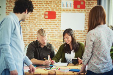  Grup genç Ofis çalışanları.