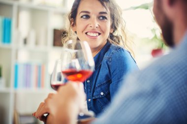 evde kanepede oturan arkadaşlar 