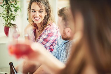 evde kanepede oturan arkadaşlar 