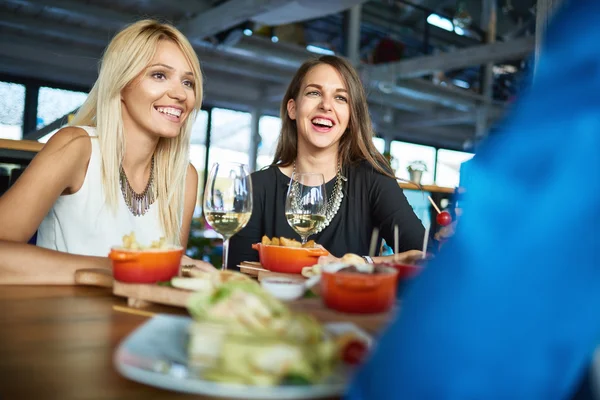 Amigas almorzando —  Fotos de Stock