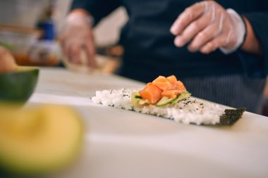 Şef suşi hazırlama