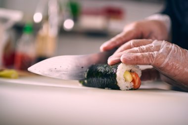 Şef suşi hazırlama