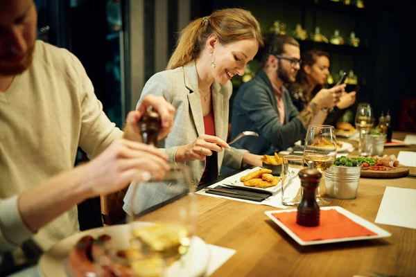 Grupo Amigos Sentados Restaurante Cenando — Foto de Stock