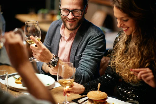 Pareja Sentada Restaurante Con Amigos Bebiendo Vino Blanco —  Fotos de Stock